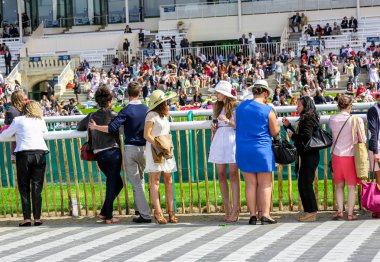 Chantilly - 15 Haziran: Racecourse yakınındaki Paris Fransa üzerinde 15 Haziran 2014 yılında Prix de Diane, yaşam tarzı.