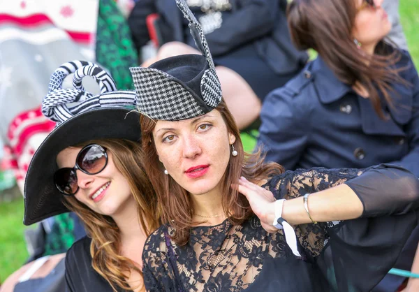 Chantilly - juni 15: lifestyle beim prix de diane in racecourse, near paris on juni 15, 2014, franz. — Stockfoto