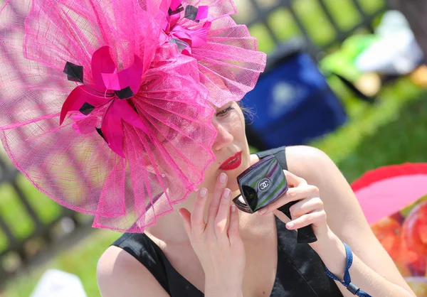 CHANTILLY - 15 DE JUNIO: Estilo de vida en Prix de Diane en el hipódromo, cerca de París el 15 de junio de 2014, Francia . — Foto de Stock