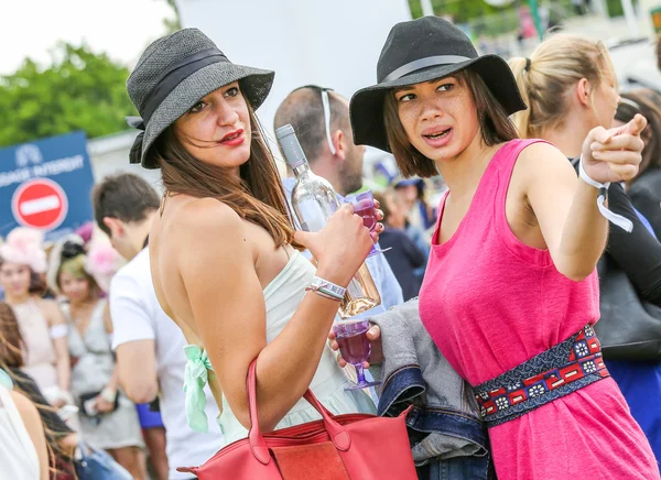 CHANTILLY - 15 DE JUNIO: Estilo de vida en Prix de Diane en el hipódromo, cerca de París el 15 de junio de 2014, Francia . —  Fotos de Stock