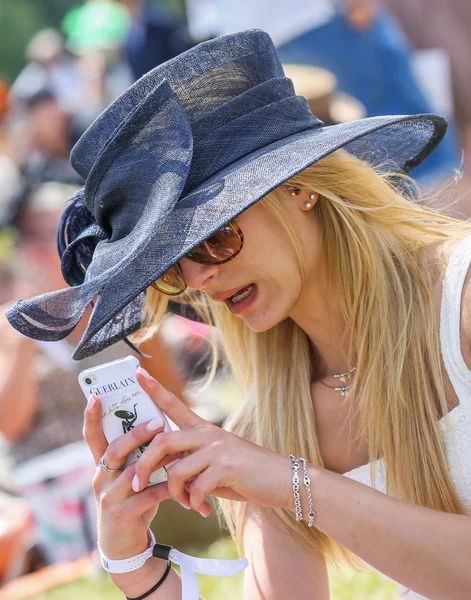 Chantilly - 15 juni: Levensstijl Prix de Diane in renbaan, in de buurt van Parijs op 15 juni 2014, Frankrijk. — Stockfoto