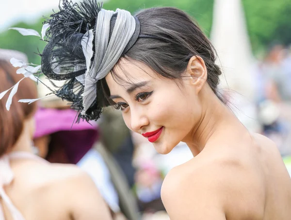 Chantilly - 15 juni: Levensstijl Prix de Diane in renbaan, in de buurt van Parijs op 15 juni 2014, Frankrijk. — Stockfoto