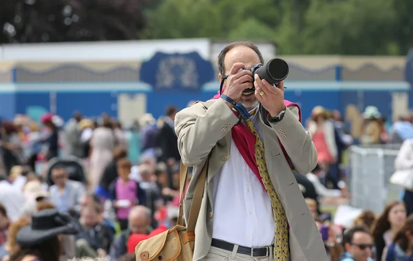 CHANTILLY - 15 DE JUNIO: Estilo de vida en Prix de Diane en el hipódromo, cerca de París el 15 de junio de 2014, Francia . —  Fotos de Stock