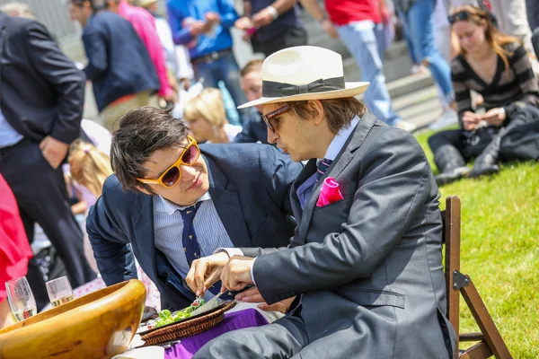 Chantilly - juni 15: lifestyle beim prix de diane in racecourse, near paris on juni 15, 2014, franz. — Stockfoto