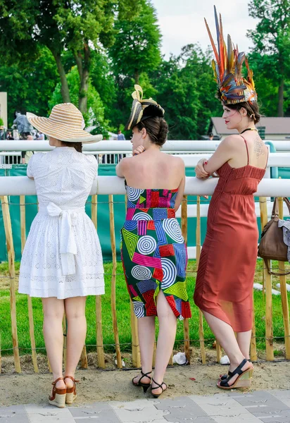 CHANTILLY - 15 DE JUNIO: Estilo de vida en Prix de Diane en el hipódromo, cerca de París el 15 de junio de 2014, Francia . —  Fotos de Stock