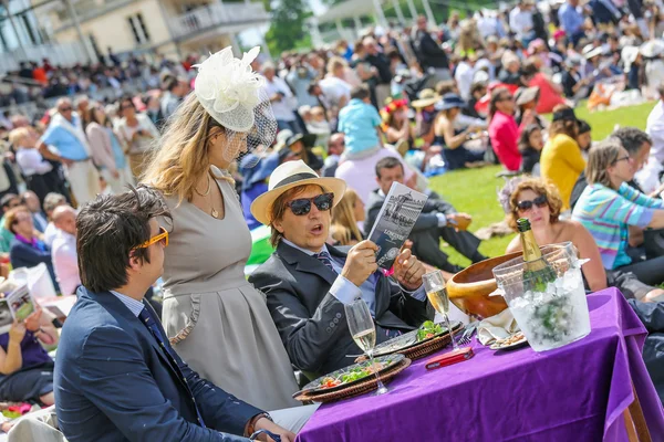 CHANTILLY - 15 DE JUNIO: Estilo de vida en Prix de Diane en el hipódromo, cerca de París el 15 de junio de 2014, Francia . — Foto de Stock