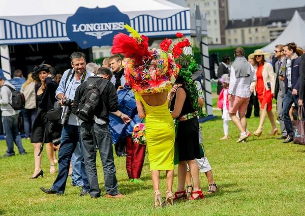 Chantilly - 15 Haziran: Racecourse yakınındaki Paris Fransa üzerinde 15 Haziran 2014 yılında Prix de Diane, yaşam tarzı.