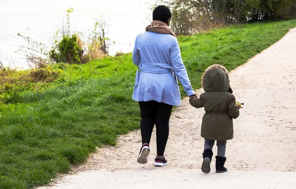 Madre Che Tiene Una Mano Sua Figlia Primavera Giorno All — Foto Stock