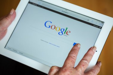 Paris, Fransa - 27 Nisan 2015: kadın kıdemli tablet G ile kullanma