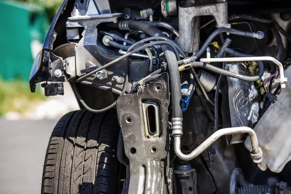 Car whose engine has been completely removed — Stock Photo, Image