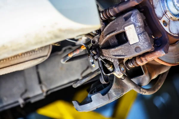 Nahaufnahme von Kfz-Mechaniker Reparatur Bremsbeläge — Stockfoto