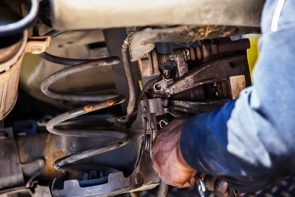 Närbild av bilmekaniker reparera bromsklossar — Stockfoto