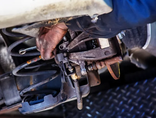 Nahaufnahme von Kfz-Mechaniker Reparatur Bremsbeläge — Stockfoto