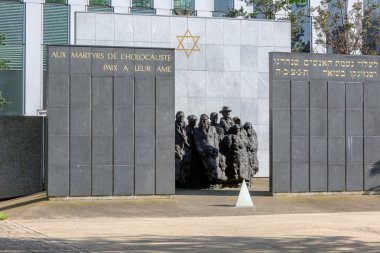 Puteaux, Fransa - 10 Mayıs 2015: anıt üzerinde bu Fransızca ve İbranice dilinde (Holokost barış onların ruhları için Şehitler yazılı Puteaux Holokost şehit)