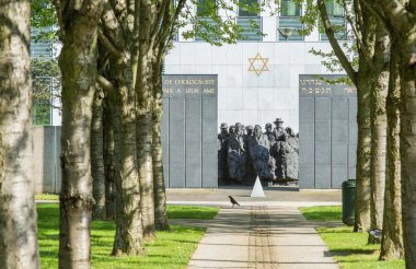 Puteaux, Fransa - 10 Mayıs 2015: anıt üzerinde bu Fransızca ve İbranice dilinde (Holokost barış onların ruhları için Şehitler yazılı Puteaux Holokost şehit)