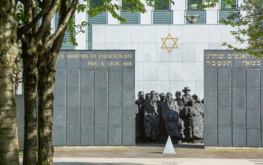 Puteaux, Fransa - 10 Mayıs 2015: anıt üzerinde bu Fransızca ve İbranice dilinde (Holokost barış onların ruhları için Şehitler yazılı Puteaux Holokost şehit)
