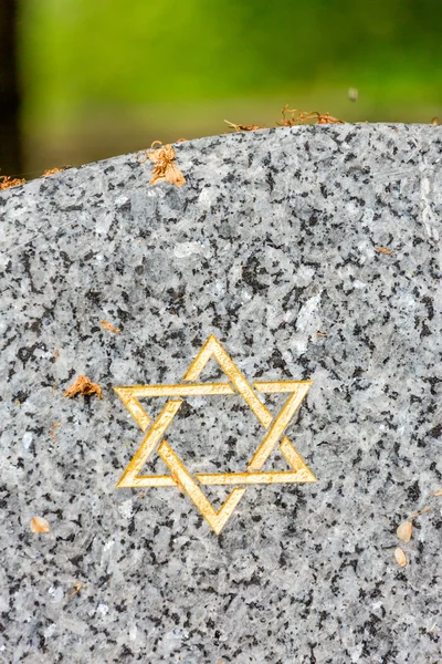 Joodse begraafplaats: Star of David op de grafsteen — Stockfoto
