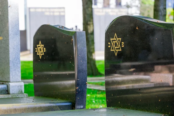 Cimetière juif : Étoile de David sur la pierre tombale — Photo