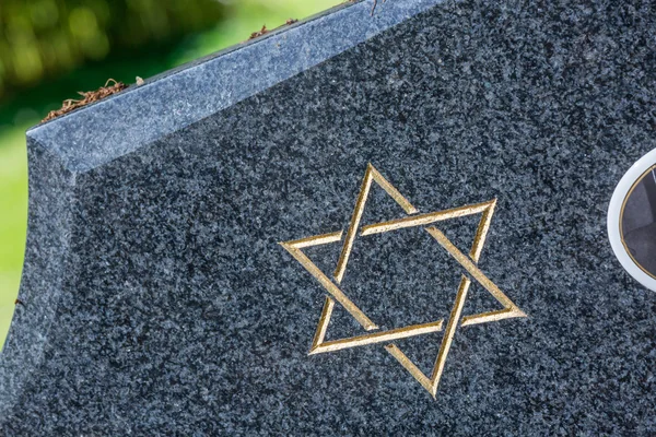 Joodse begraafplaats: Star of David op de grafsteen — Stockfoto
