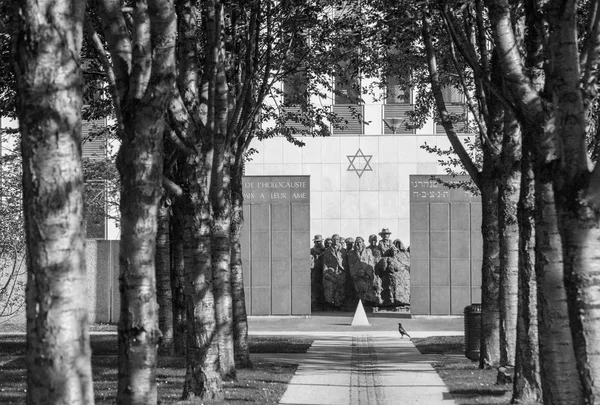 大屠杀的皮托，它写入在法语和希伯来语语言 (的大屠杀，到他们的灵魂和平烈士烈士的皮托，法国-2015 年 5 月 10 日: 纪念) — 图库照片