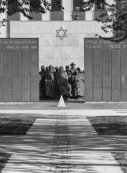 Puteaux, Francja - 10 maja 2015: pomnik męczenników Holokaustu w Puteaux, na którym jest pisanie w języku francuskim i hebrajski (do męczenników Holokaustu, pokój ich duszom) — Zdjęcie stockowe
