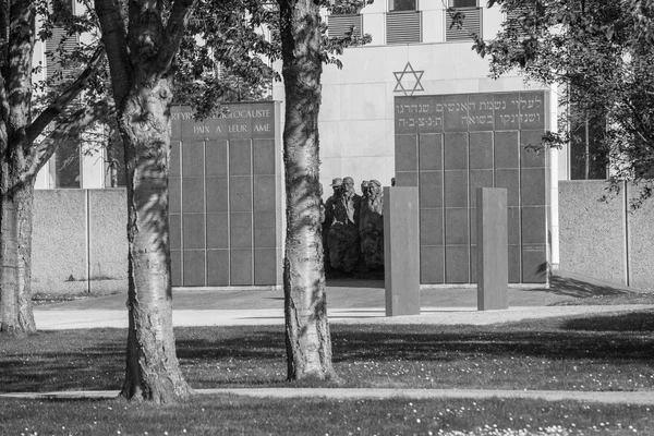 PUTEAUX, FRANÇA - MAIO 10, 2015: memória dos mártires do Holocausto em Puteaux sobre os quais escreve em francês e hebraico (aos mártires do Holocausto, paz às suas almas ) — Fotografia de Stock