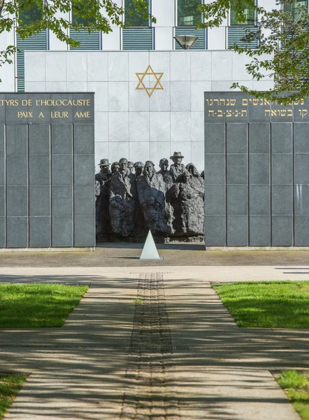 Puteaux, Frankrijk - 10 mei 2015: memorial van de martelaren van de Holocaust in Puteaux waarop is het schrijven in Frans en Hebreeuws taal (naar de martelaren van de Holocaust, vrede aan hun zielen) — Stockfoto