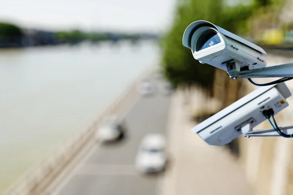 Övervakningskamera ovanför en väg — Stockfoto