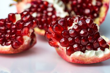 Beyaz arkaplanda nar