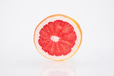Beyaz arka plan üzerinde ıslak greyfurt