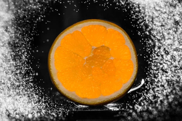 Mokry pomarańczowy na czarnym tle — Zdjęcie stockowe