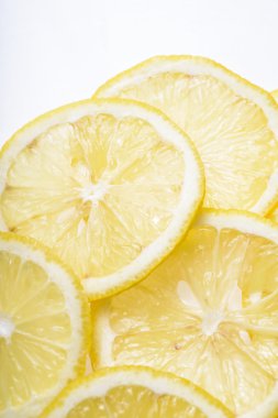 Olgun limon kesilmiş