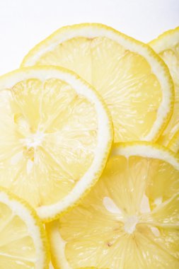 Olgun limon kesilmiş