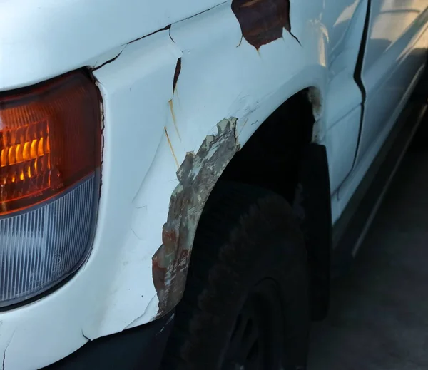 車のフロントフェンダーに傷と錆 — ストック写真