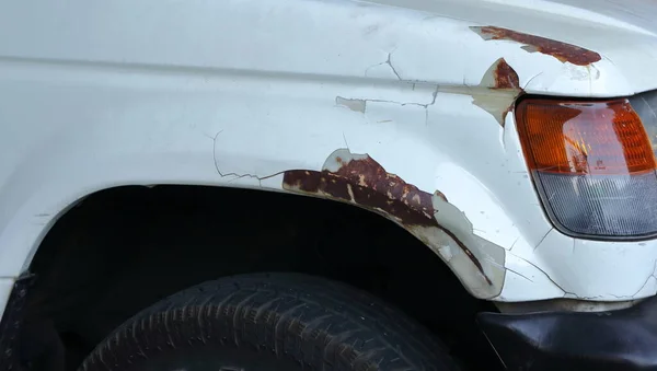 車のフロントフェンダーで傷 剥離塗料や錆によって引き起こされます — ストック写真