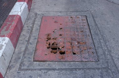 Sokaktaki kırık çelik giderinin seçici odak noktası   