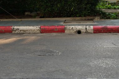 Yol kenarında yuvarlak şekilli kaldırım oluğu.