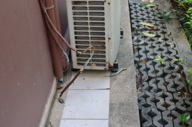 Hasarlı elektrik kabloları ve kanalları, havalandırma ünitesinin yanında terk edilmiş. 