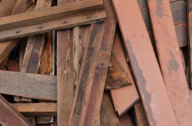 Tamir sırasında yere dökülen hasarlı ahşap yığını, yüksek açılı görüş. 