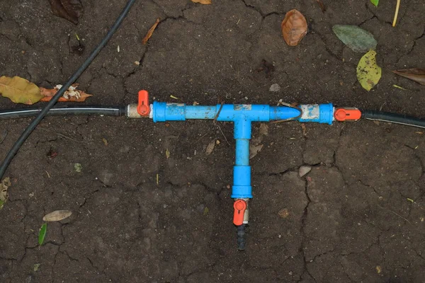 Penyambungan Pipa Air Tiga Arah Digunakan Untuk Menyiram Tanaman Kebun Stok Gambar