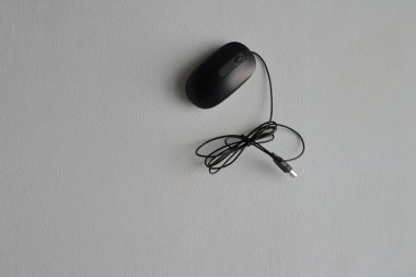 Beyaz beton duvara bağlı siyah minimalist fare