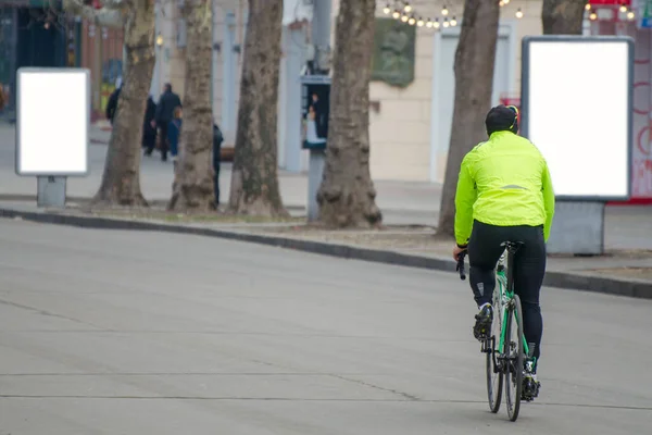 Cyklist Racercykel Utomhus Staden Två Reklam Citylights Med Tydlig Annons — Stockfoto