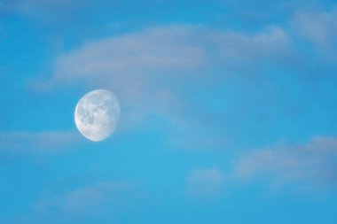 Bulutlarda ay olan mavi gökyüzü. Arkaplan olarak kullanılabilir