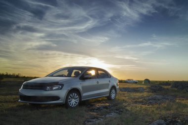 Gün batımı manzaralı kamp yapmak. Çadırlardaki açık hava eğlencesi insan sağlığına yarar.