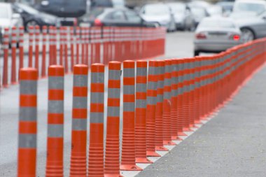 Şehir caddesinde kırmızı yol kolonları olan yol..