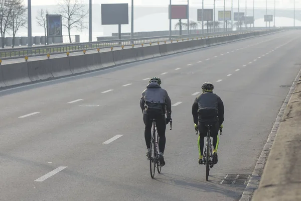 Två Idrottsmän Cyklar Staden Att Följa Hälsosam Livsstil — Stockfoto