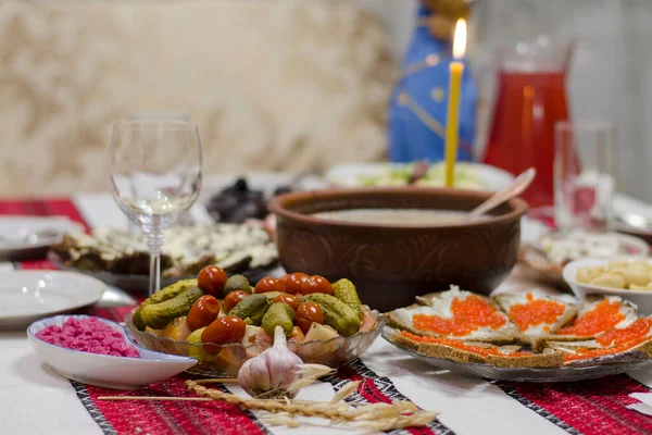 ウクライナの伝統的なクリスマステーブル 12品 焼き魚 ニシン キノコ ドーナツ ニンニク — ストック写真