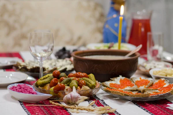 Ukrayna 'da geleneksel Noel masası. 12 etsiz yemek: kutya, kızarmış balık, ringa balığı, mantar, çörek ve sarımsak..