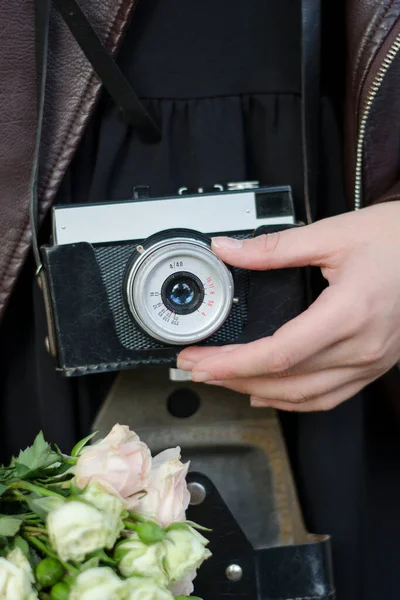 Alte Vintage Kamera Den Händen Einer Fotografin — Stockfoto