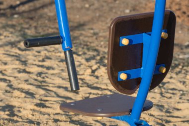 Fiziksel gelişim ve spor. Şehir avlusunda oyun parkı. Jimnastik egzersiz makineleri. 